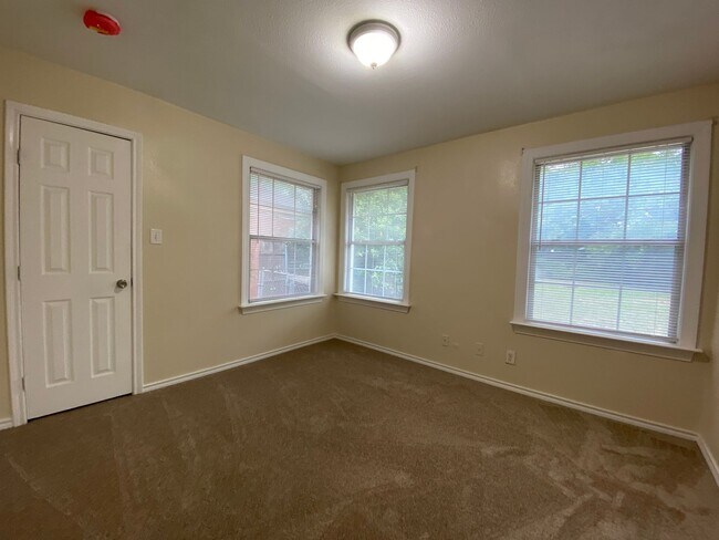 Building Photo - COMING SOON 3 BEDROOM 2 BATH HOME IN TCU AREA
