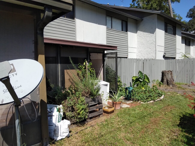 screened in large back patio - 4415 NW 41st Plz