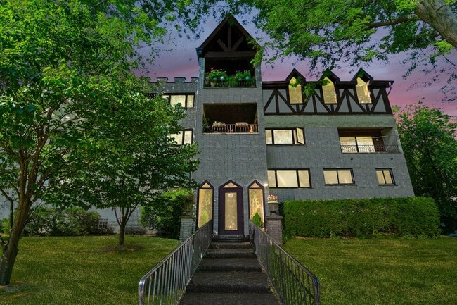 Building Photo - 110 Green Bay Rd