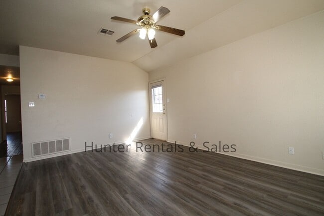 Building Photo - 5203 Daybreak Dr