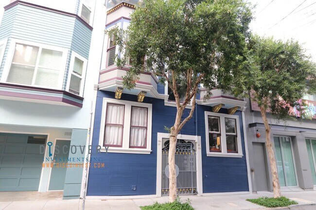 Building Photo - SOMA Top Floor Condominium for Immediate L...