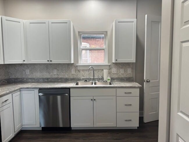 Building Photo - 2 Bedroom 1 1/2 Bath Beautifully Renovated...