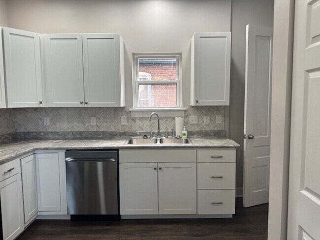 Building Photo - 2 Bedroom 1 1/2 Bath Beautifully Renovated Home in Historic Huffman Area