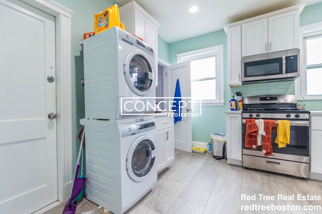 Building Photo - 16 Atkins St