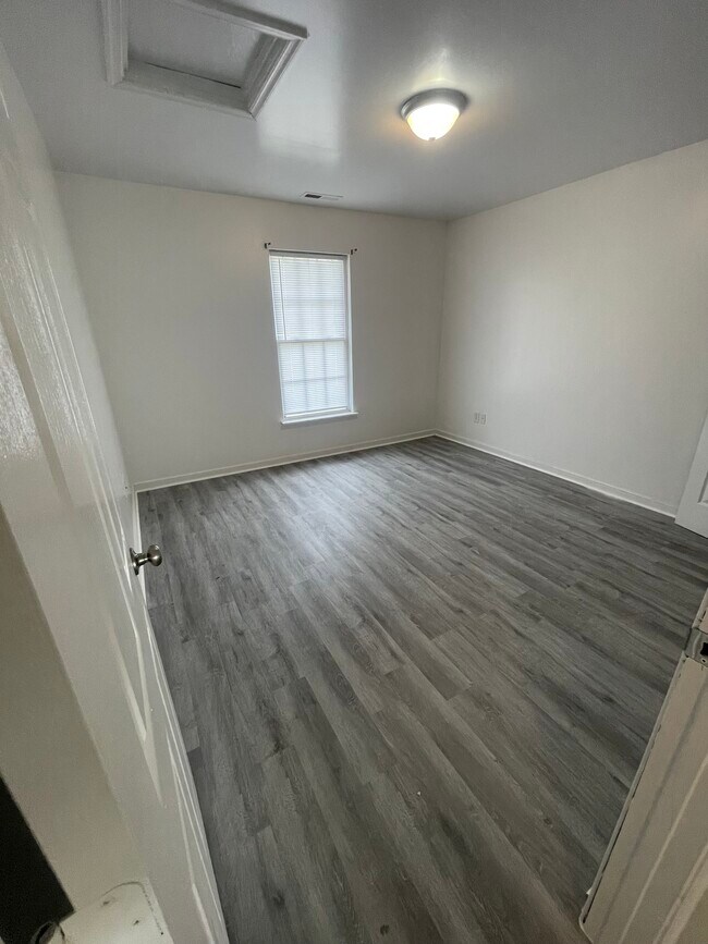 Building Photo - 25 Lone Walnut Rd