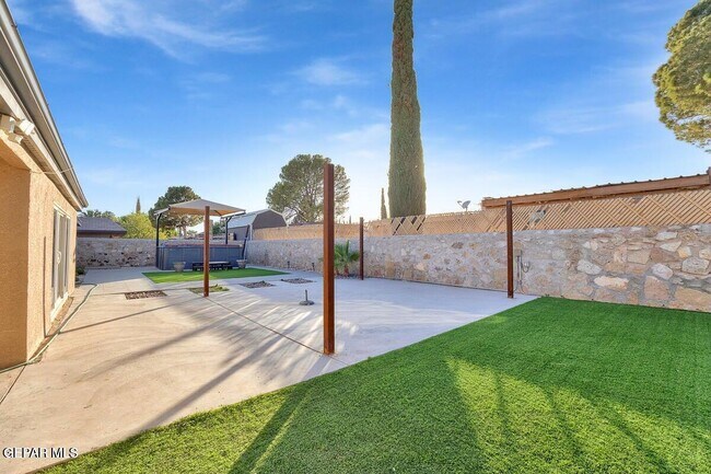 Building Photo - 3709 Roslyn Dr
