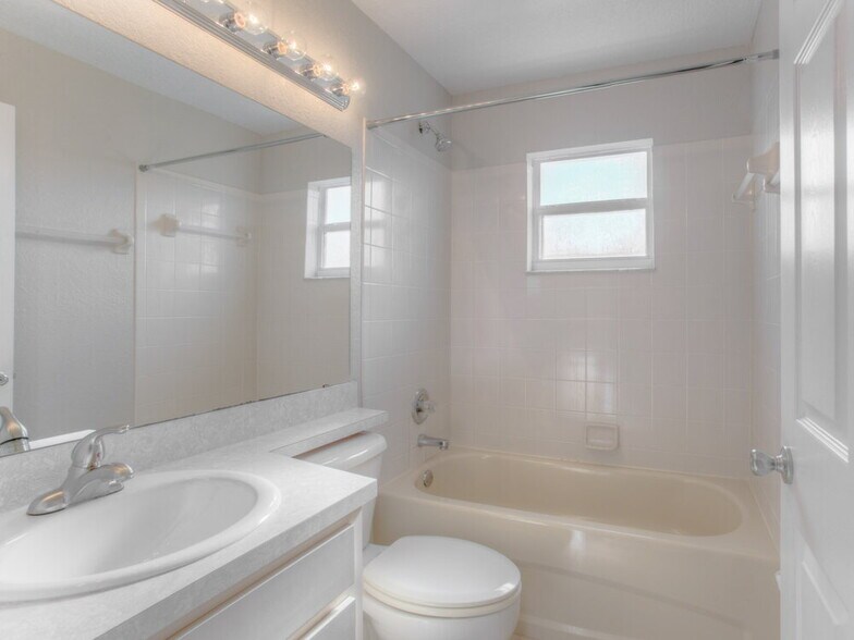 Building Photo - 4944 Palm View Dr N