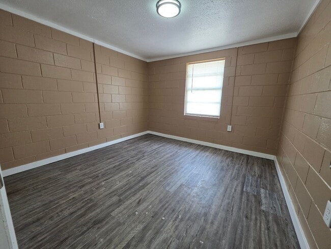 Building Photo - 2 Bedroom 1 Bath Brick Unit