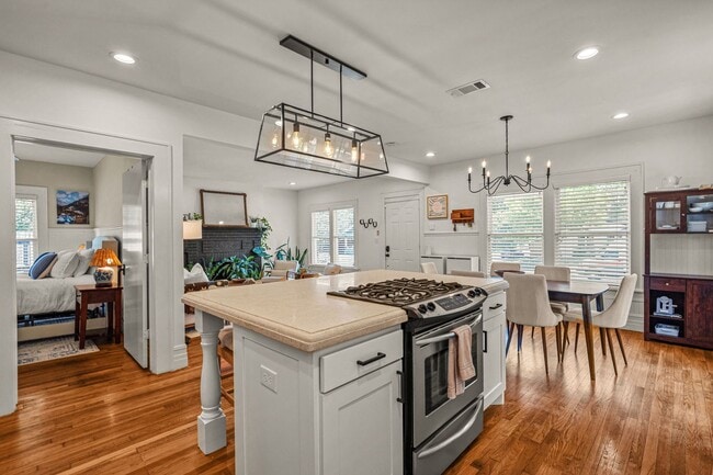 Building Photo - 2200 Hurley Ave