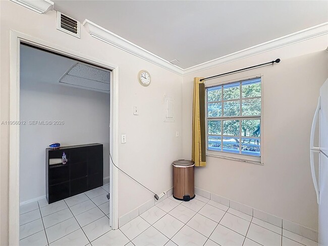 Building Photo - 605 Oaks Dr