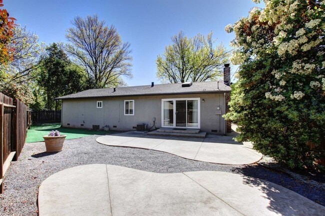 Building Photo - Adorable College Green 3 BDRM 2 BATH available early-mid January!