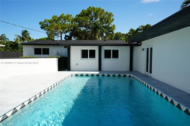 Building Photo - 2573 Conroy Dr