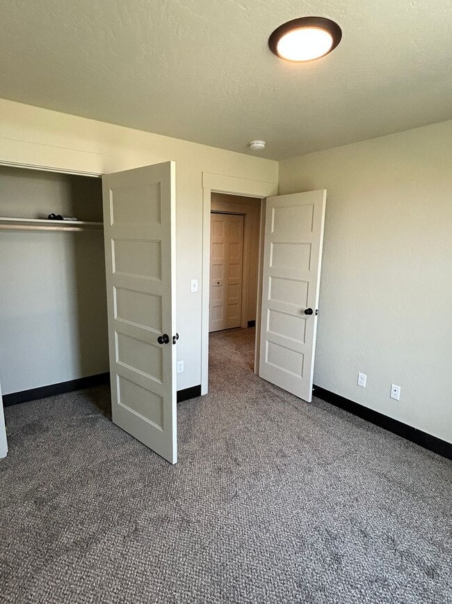 Building Photo - 3 Bed / 2.5 Bath Townhouse with Fenced Yard – Great Kalispell Location!