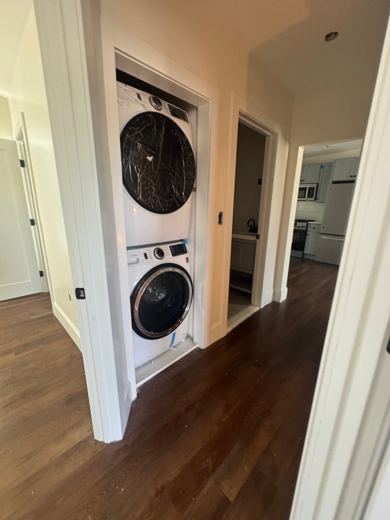 Building Photo - 10 Hunting St