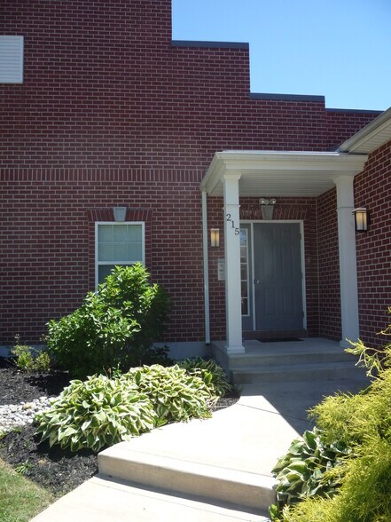 Building Photo - 215 N 6th St