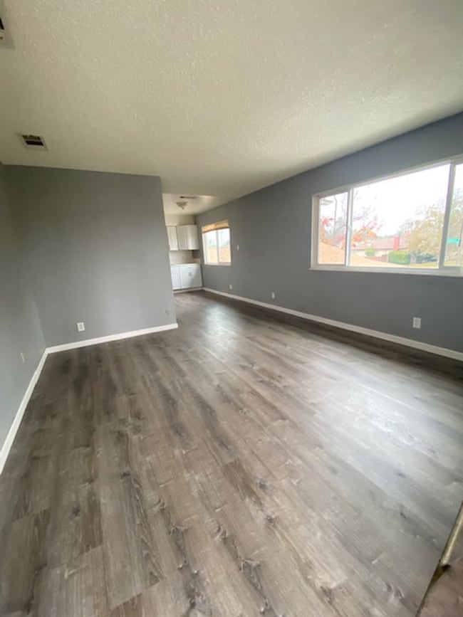 Building Photo - Hedges Ave