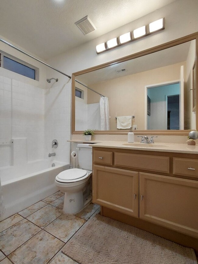 Building Photo - 936 Alameda St