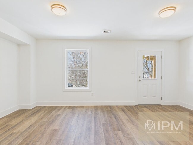 Building Photo - ½ OFF Your First Month’s Rent - Beautiful Townhome in Waynesboro!