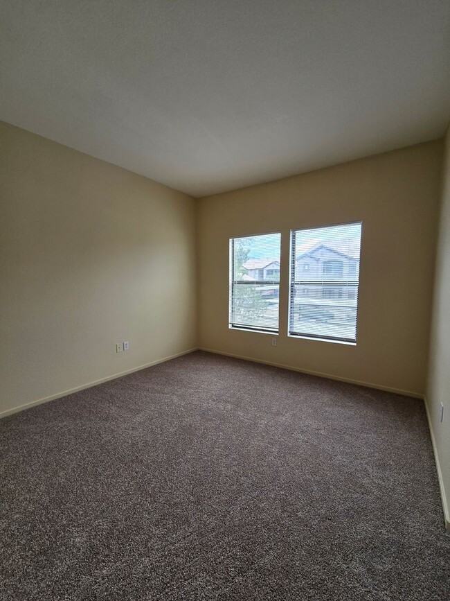 Building Photo - A Charming 3 Bedroom upstairs unit in NW L...