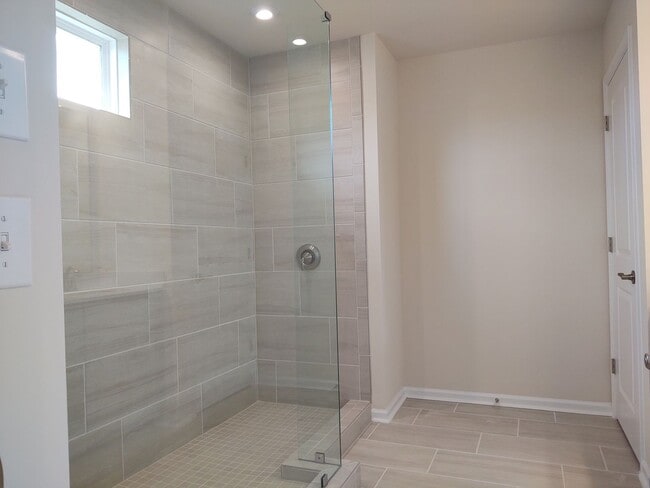 Building Photo - Enchanting Townhome located in the Pringle...
