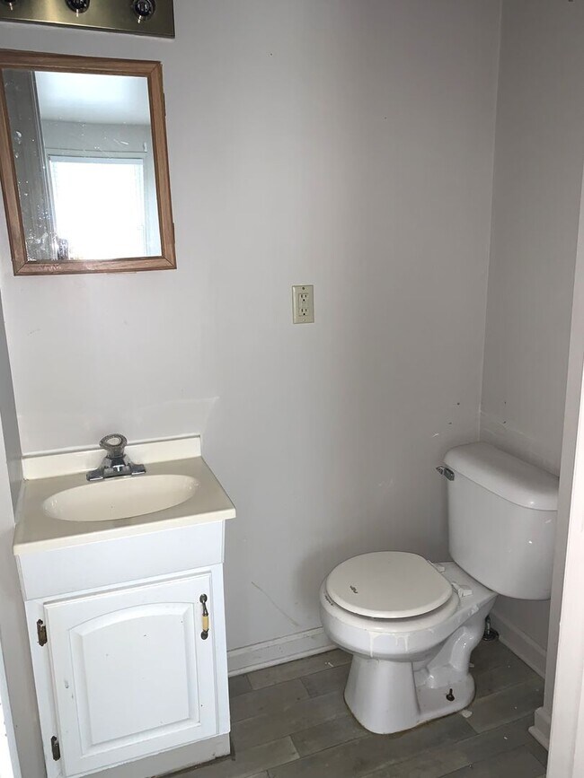 Building Photo - 1460 Lincoln Way E