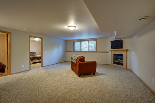 Building Photo - 4544 Windsor Rd