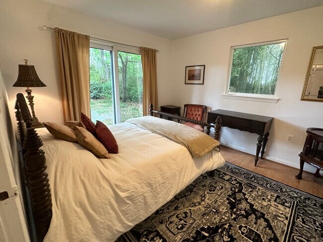 Cozy bedroom - 9308 Cedar Ln