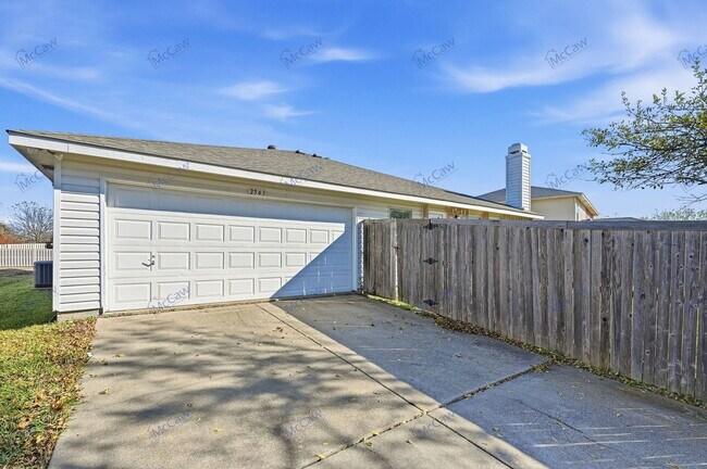 Building Photo - 2543 Barksdale Dr