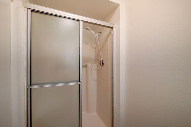 Building Photo - -$500 OFF FIRST MONTH RENT-READY TO VIEW NOW! 4 Bedroom 2 Bath Home in Phoenix!