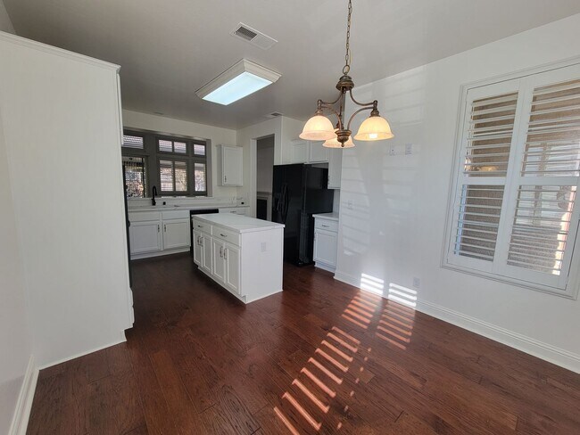 Building Photo - 3 bedroom 2.5 bathroom in desirable NW Visalia Bella Sera gated community!