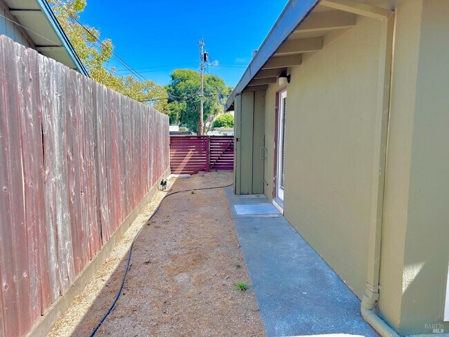 Building Photo - 220 Los Altos Pl