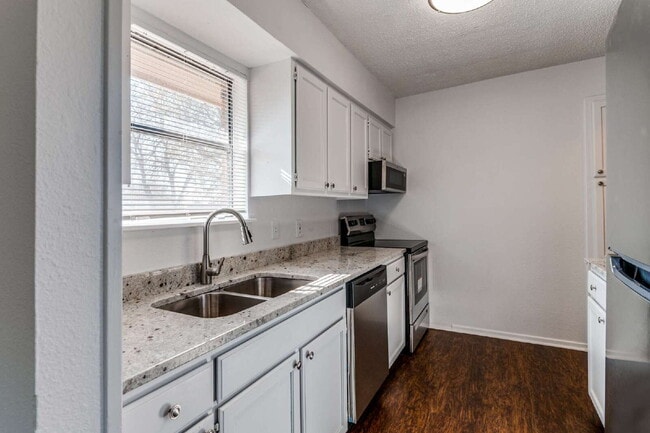 Building Photo - Stylish Half-Duplex in Arlington