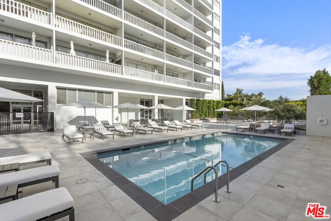 Building Photo - 999 N Doheny Dr