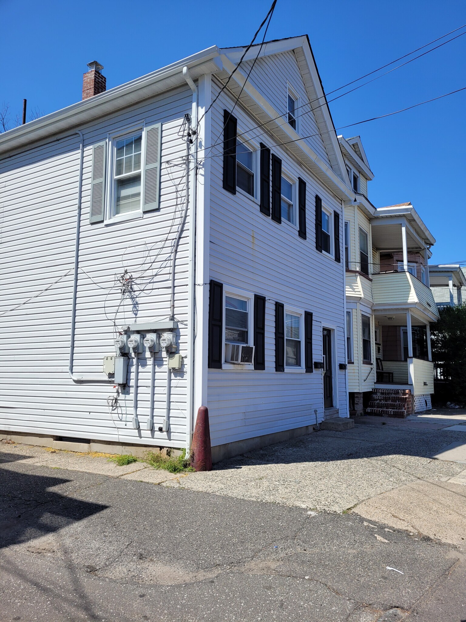 exxterior view - 402 E 18th St