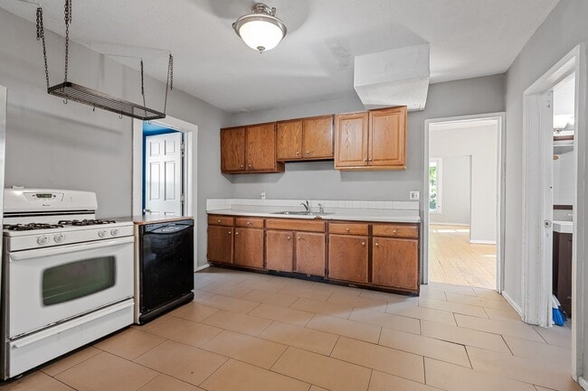 Primary Photo - MUST SEE! Spacious 5BD/2BA Home near the U...