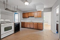 Building Photo - MUST SEE! Spacious 5BD/2BA Home near the U...