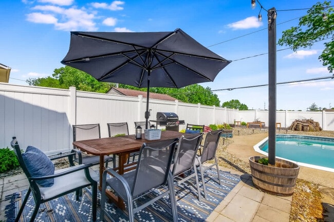 Building Photo - 8910 Cambridge Dr