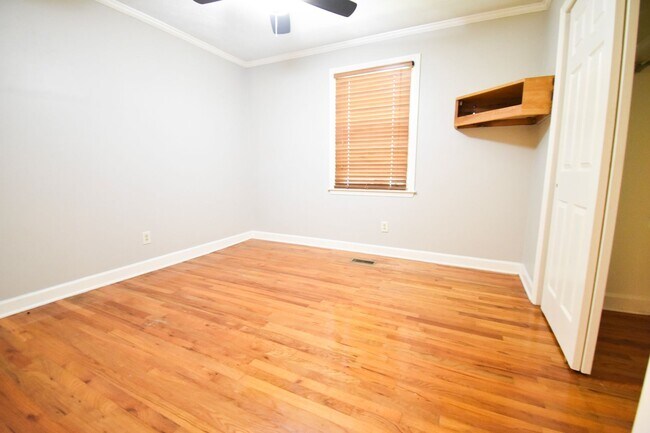 Building Photo - 3 Bedroom 2 Bathroom Home- Pets Considered