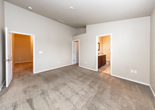 Building Photo - Centrally Located End Unit 3 Bed Townhouse in D20