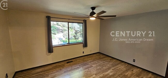 Building Photo - Single Family Home in NE Grants Pass with RV Parking