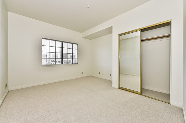 Building Photo - 5319 Lindley Ave