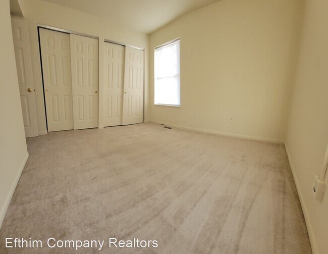 Building Photo - 2 br, 1 bath House - 97 Woodlake Ct. Unit E