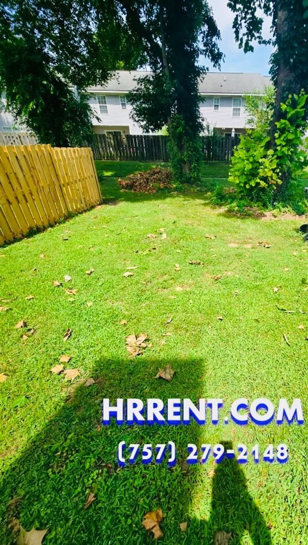 Building Photo - Lovely 2 Bedroom 2.5 Bathroom Townhouse lo...