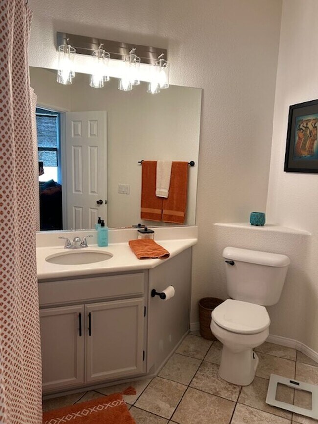 Building Photo - Impressive 2 Bdrm 2.5 Ba townhouse for ren...