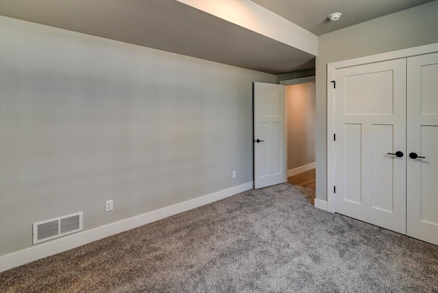 Building Photo - 2996 Blue Grass Dr