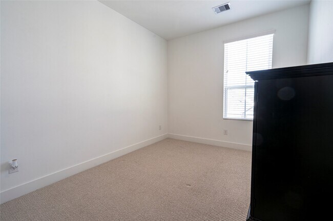 Building Photo - 2056 Johanna Dr