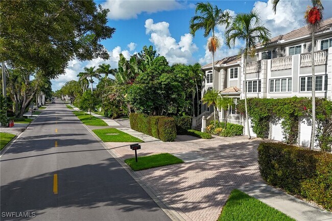 Building Photo - 991 8th St S