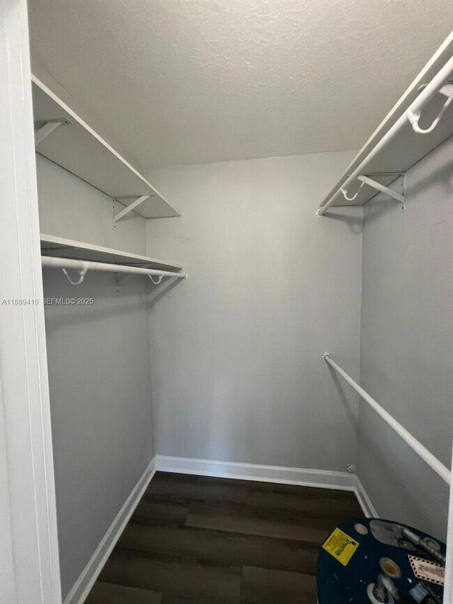 Building Photo - 924 SE 2nd St