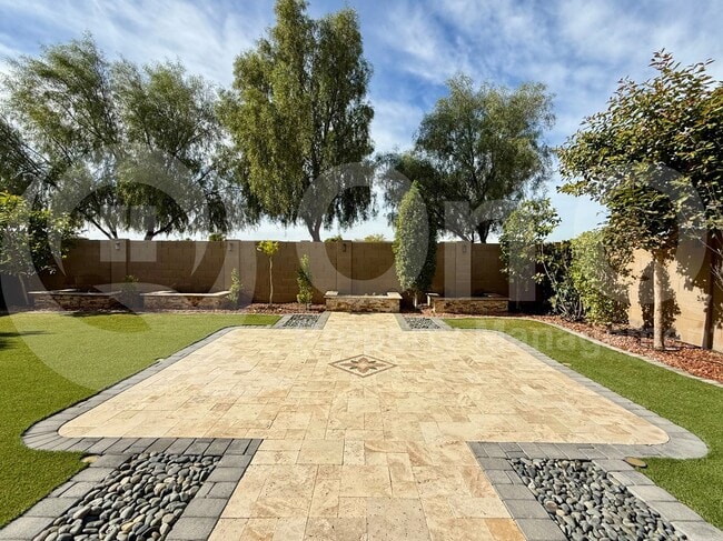 Building Photo - 3080 S Jasmine Dr