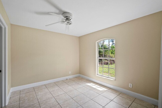 Building Photo - Beautiful 3 bedrooms+ DEN 2 bathrooms sing...